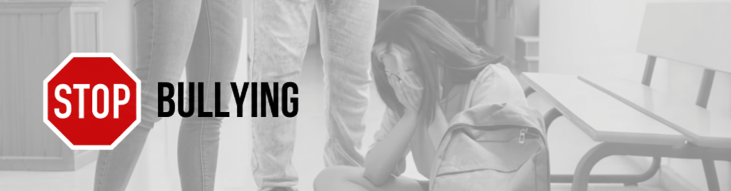 Cartel horizontal con el mensaje claro "STOP AL BULLYING" en letras grandes, superpuesto sobre una escena difuminada de acoso escolar en un entorno educativo, diseñado para concienciar y pedir acción.