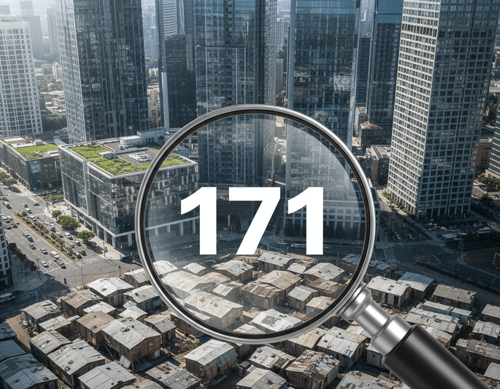 Vista aérea de un paisaje urbano moderno. Una lupa gigante enfoca 171 casas de madera pequeñas y descoloridas. El contraste con los rascacielos lujosos del fondo subraya la insuficiencia de la oferta de vivienda asequible.