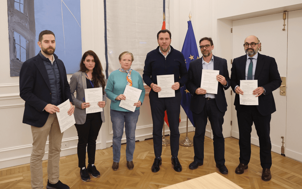 Reunión institucional entre líderes de sindicatos mayoritarios y representantes del Gobierno de España firmando un acuerdo de paz social en un despacho oficial.