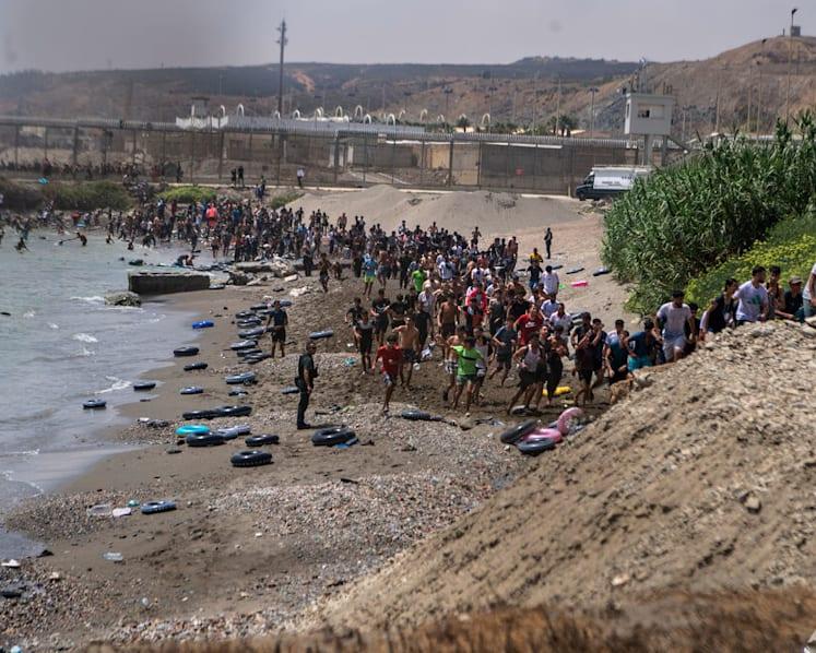 Llegada masiva de inmigrantes a una playa de Ceuta junto a la frontera con Marruecos