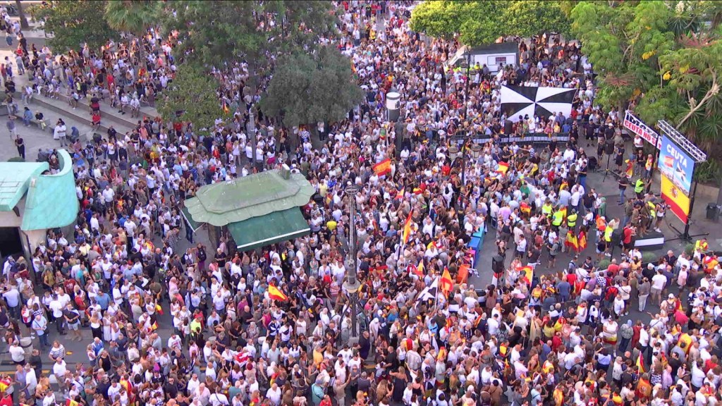 Multitud de ciudadanos se concentra en Ceuta con banderas de España y pancartas sobre la situación de la ciudad