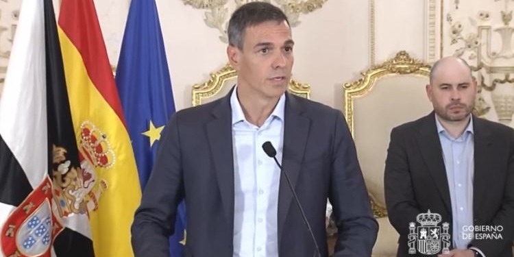 Pedro Sánchez durante una comparecencia oficial junto a las banderas de Ceuta, España y la Unión Europea