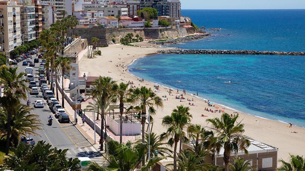 Vista elevada de Ceuta con la ciudad, la playa y el mar Mediterráneo