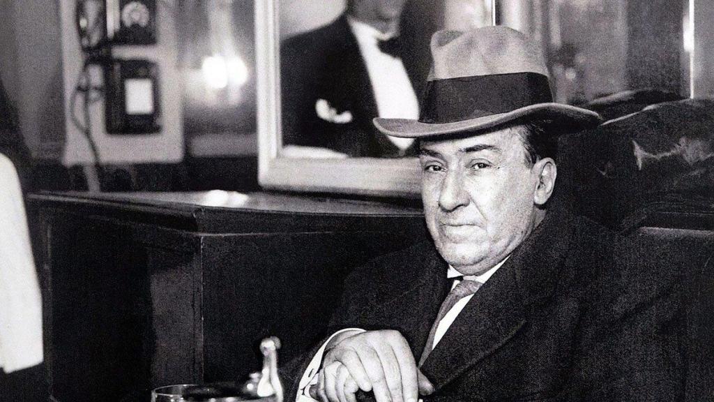 Fotografía en blanco y negro de Antonio Machado, poeta español vinculado a la reflexión sobre las dos Españas